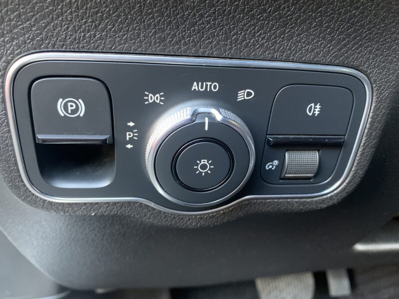 MERCEDES-BENZ GLB 200D SPORT