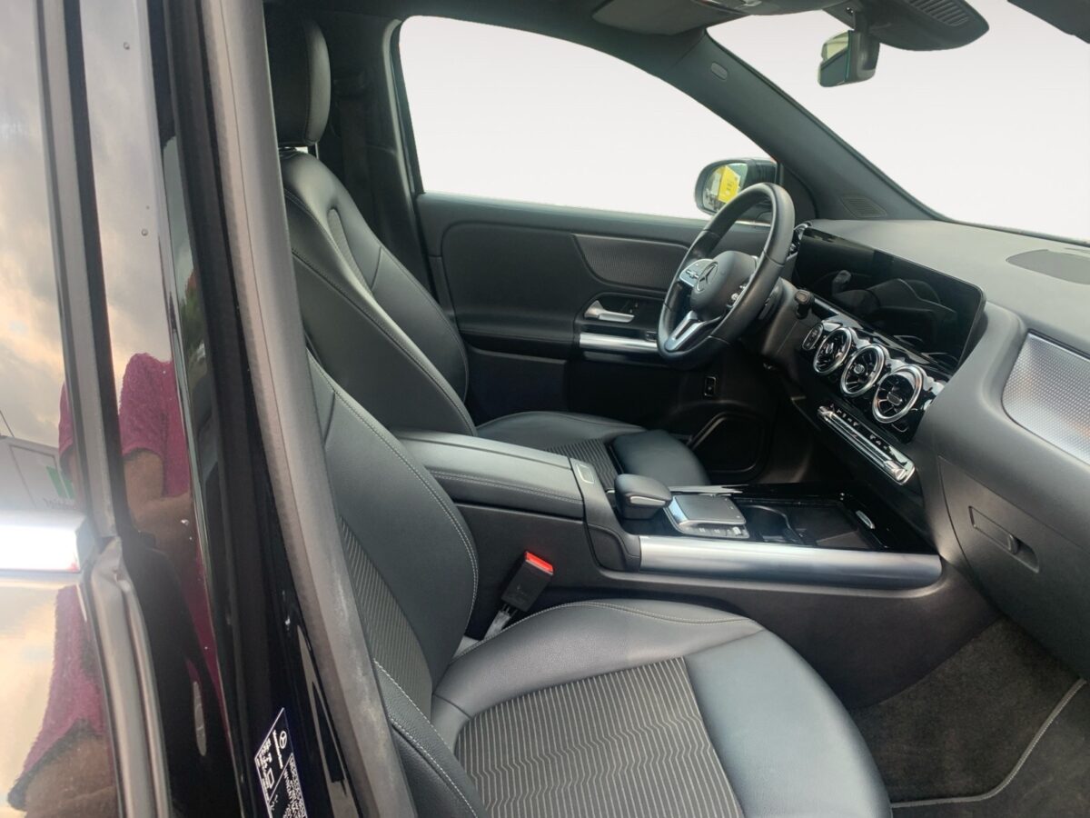 MERCEDES-BENZ GLA 180 7G-DCT 