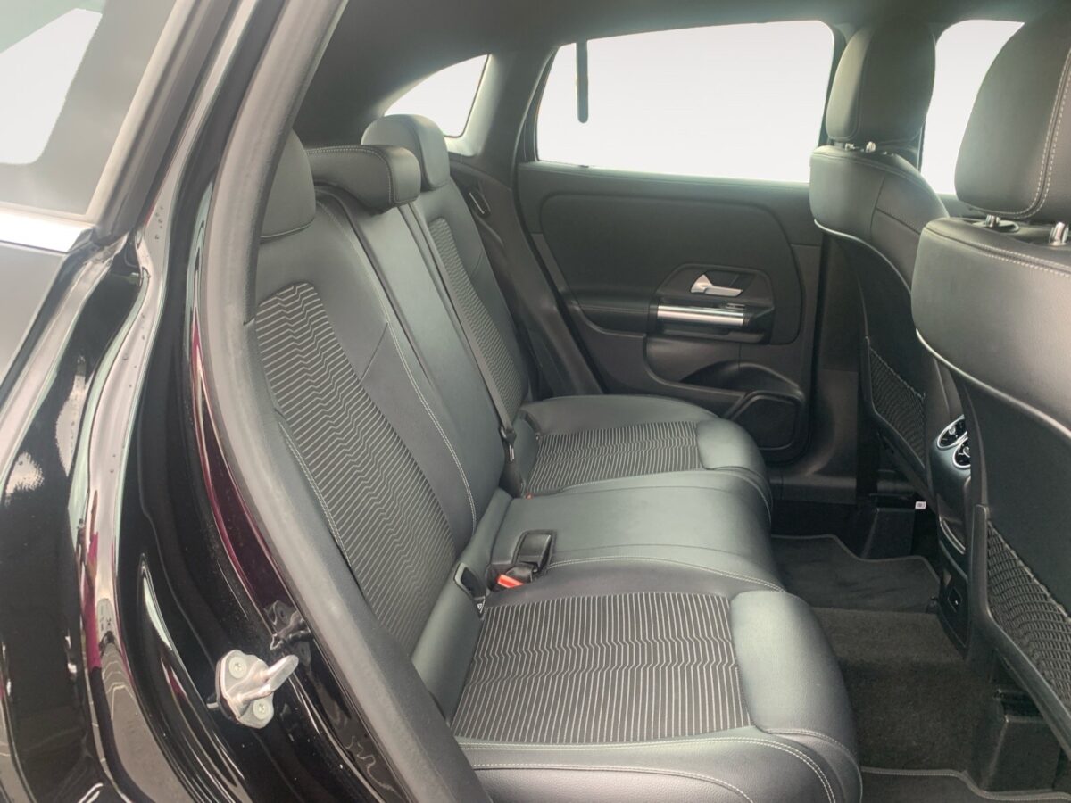 MERCEDES-BENZ GLA 180 7G-DCT 