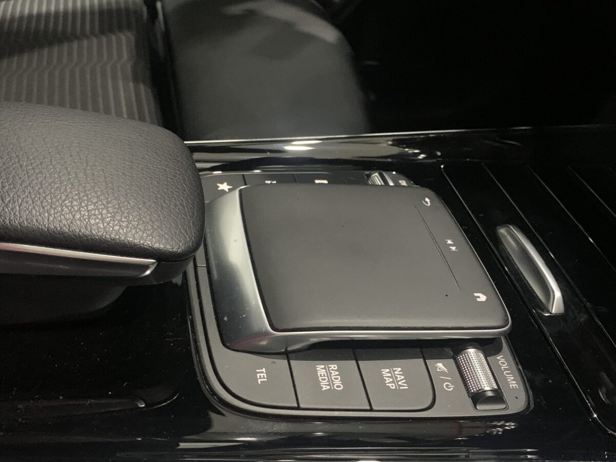 MERCEDES-BENZ GLA 180 7G-DCT 