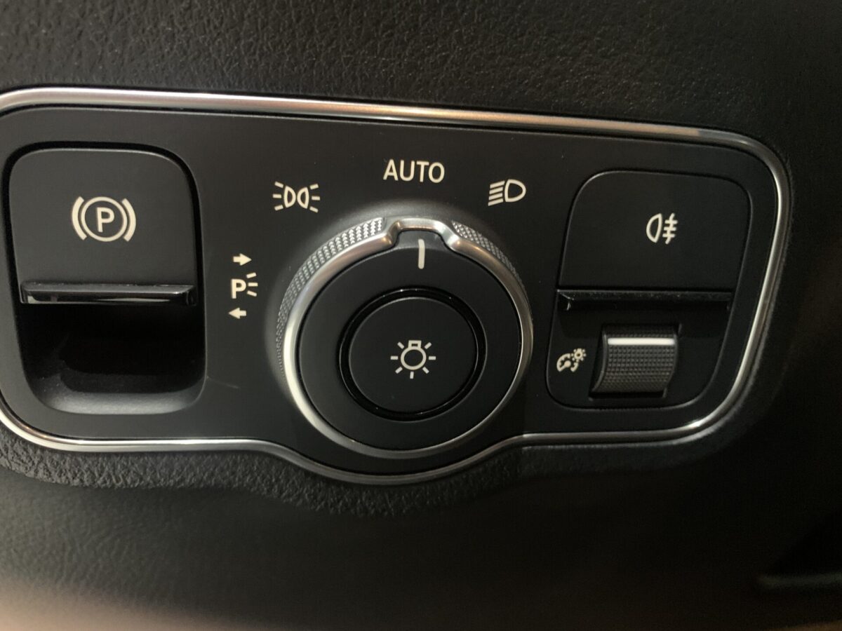 MERCEDES-BENZ GLA 180 7G-DCT 