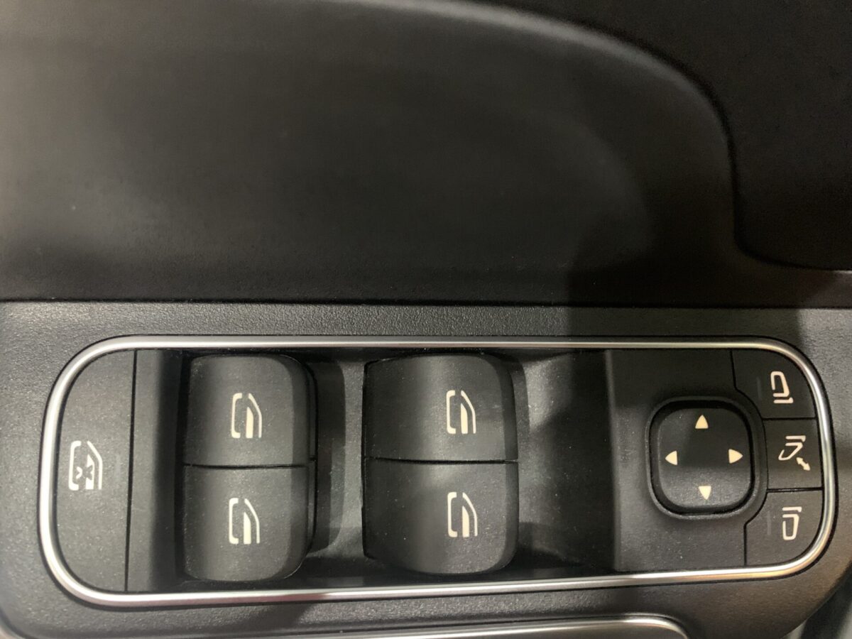 MERCEDES-BENZ GLA 180 7G-DCT 