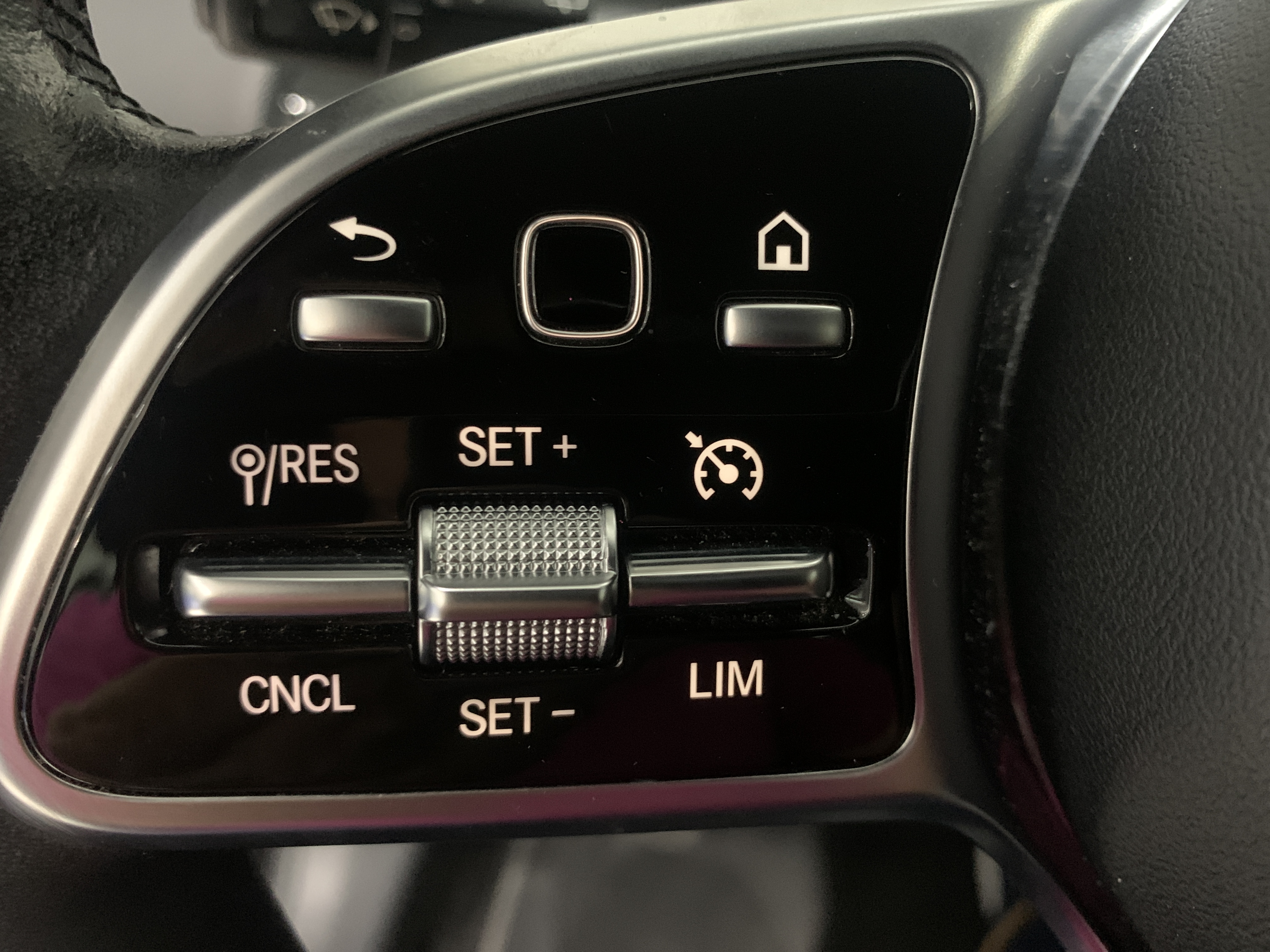 MERCEDES-BENZ GLA 180 7G-DCT 