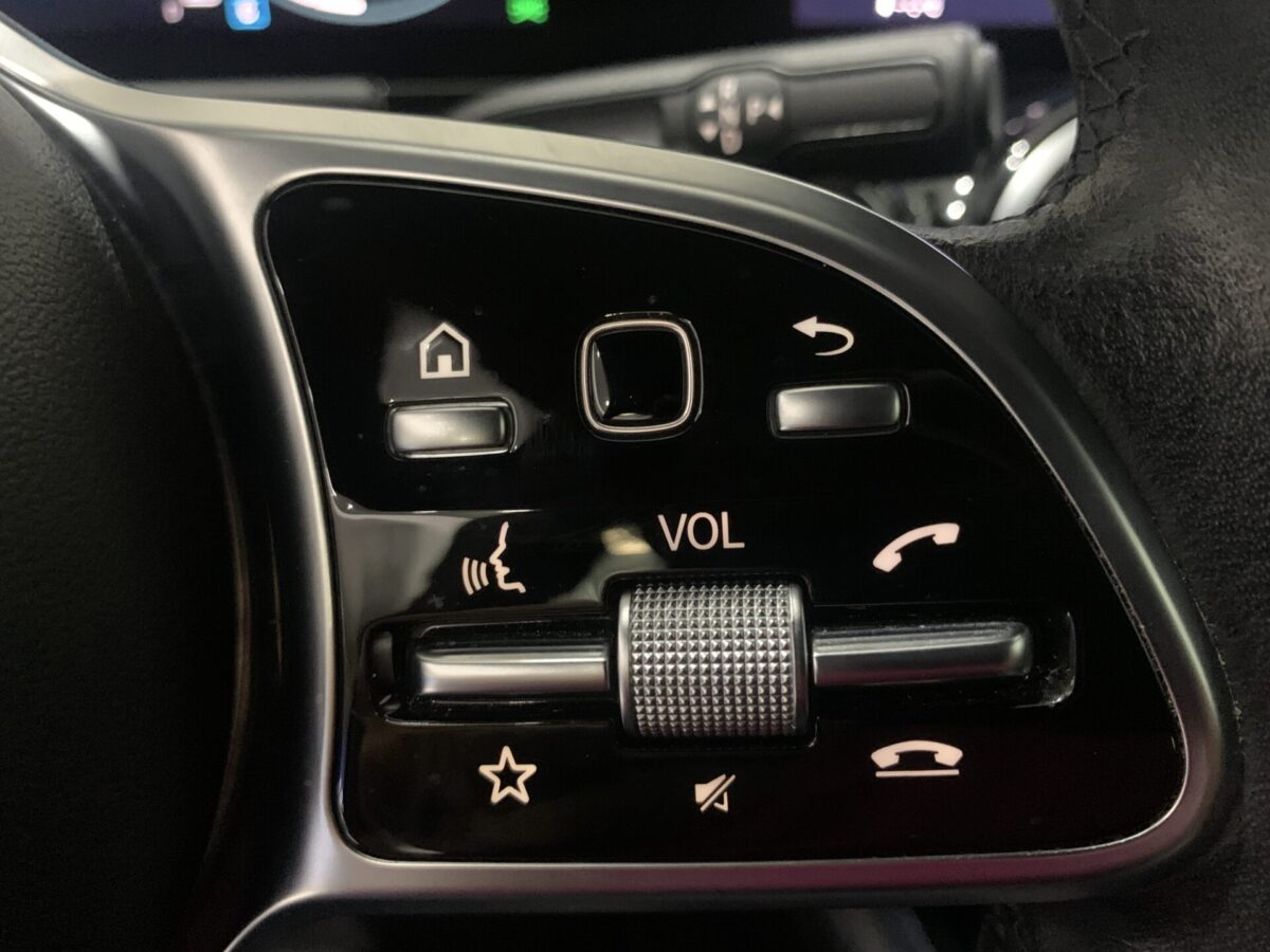 MERCEDES-BENZ GLA 180 7G-DCT 